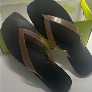 Gianni Bini Black and Tan Women's Flip Flops. New and Never Worn